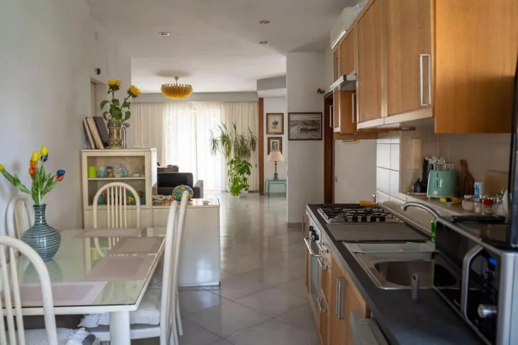 Super Elegante Napoli Centro Con Posto Auto E Wifi Veloce Apartment 0*, Naples